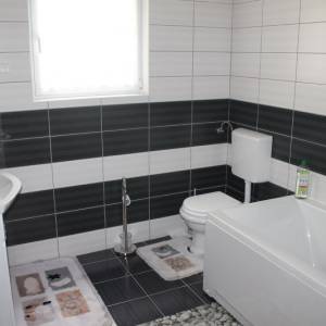 Posjed sa modernom kućom uz rijeku Unu