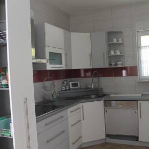 Posjed sa modernom kućom uz rijeku Unu