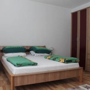 Posjed sa modernom kućom uz rijeku Unu