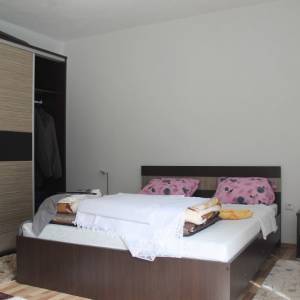 Posjed sa modernom kućom uz rijeku Unu