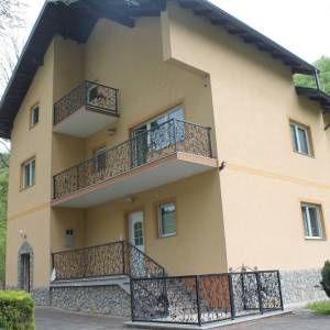 Posjed sa modernom kućom uz rijeku Unu