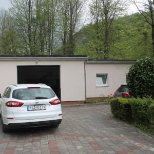 Posjed sa modernom kućom uz rijeku Unu