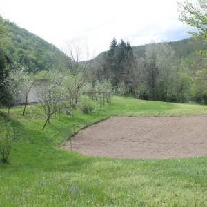 Posjed sa modernom kućom uz rijeku Unu