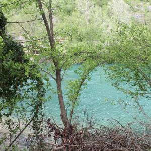 Posjed sa modernom kućom uz rijeku Unu