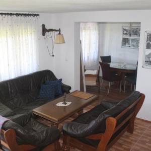 Trospratna kuća u prirodnom ambijentu sa voćnjakom