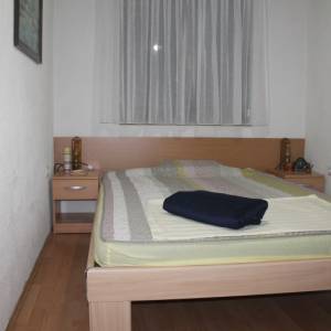 Trospratna kuća u prirodnom ambijentu sa voćnjakom