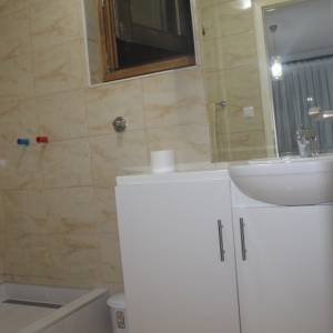 Trospratna kuća u prirodnom ambijentu sa voćnjakom