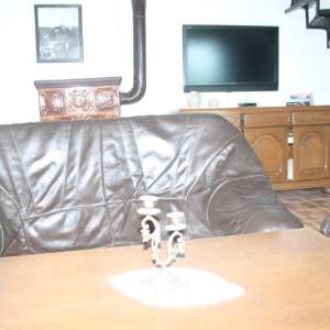 Trospratna kuća u prirodnom ambijentu sa voćnjakom