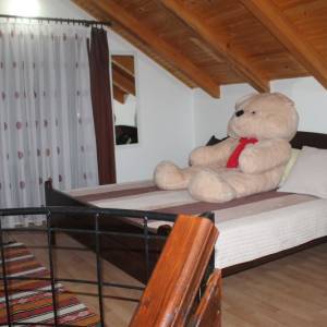 Trospratna kuća u prirodnom ambijentu sa voćnjakom