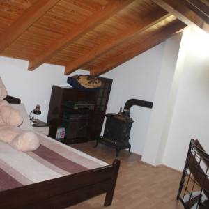 Trospratna kuća u prirodnom ambijentu sa voćnjakom