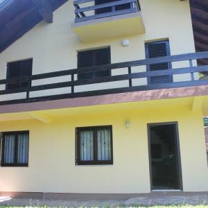 Trospratna kuća u prirodnom ambijentu sa voćnjakom