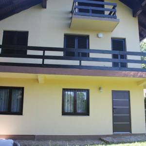 Trospratna kuća u prirodnom ambijentu sa voćnjakom