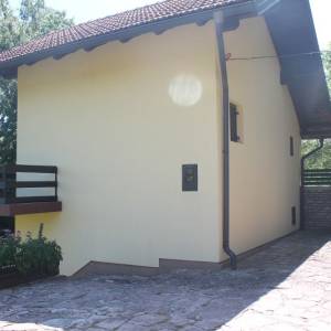 Trospratna kuća u prirodnom ambijentu sa voćnjakom