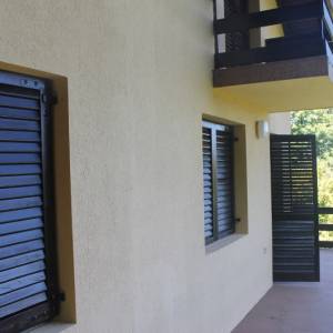 Trospratna kuća u prirodnom ambijentu sa voćnjakom