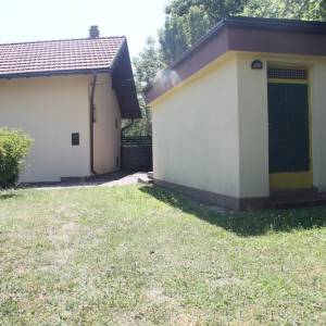 Trospratna kuća u prirodnom ambijentu sa voćnjakom