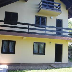 Trospratna kuća u prirodnom ambijentu sa voćnjakom