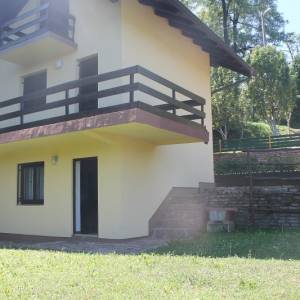 Trospratna kuća u prirodnom ambijentu sa voćnjakom