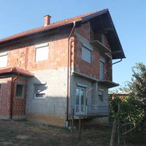 Useljiva i namještena kuća B.Krupa