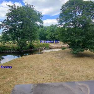 Zemljište sa vikendicom između rijeka Korane i Toplice
