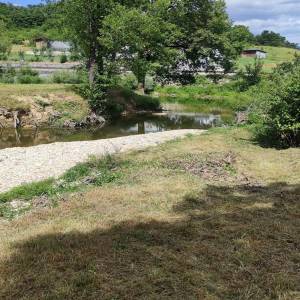 Zemljište sa vikendicom između rijeka Korane i Toplice