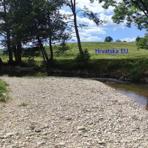 Zemljište sa vikendicom između rijeka Korane i Toplice