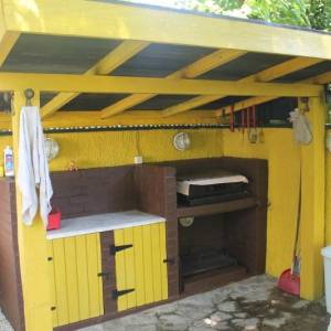 Trospratna kuća u prirodnom ambijentu sa voćnjakom