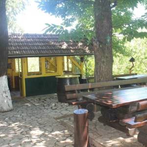 Trospratna kuća u prirodnom ambijentu sa voćnjakom