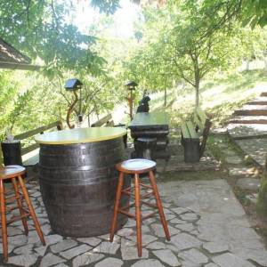 Trospratna kuća u prirodnom ambijentu sa voćnjakom