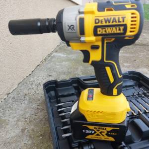 DEWALT ODVIJAC AKU UDARNI SA ALATOM U KOFERU