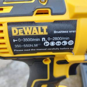 DEWALT ODVIJAC AKU UDARNI SA ALATOM U KOFERU
