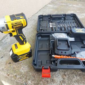 DEWALT ODVIJAC AKU UDARNI SA ALATOM U KOFERU