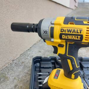 DEWALT ODVIJAC AKU UDARNI SA ALATOM U KOFERU