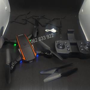Dron sa dvije kamere 2 BATERIJE NOVO DUAL CAM kamerom
