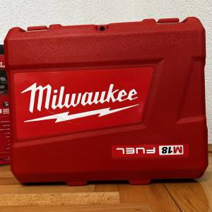 MILWAUKEE AKU ODVIJAC UDARNI BUSILICA NOVO MODEL 2025