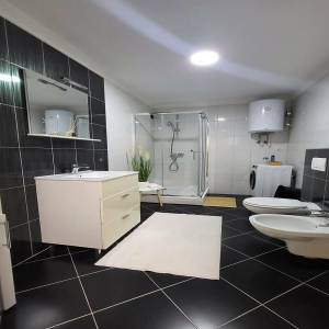 LUXUZNO OPREMLJEN TROSOBNI APARTMAN CAZIN NAJAM STAN NA DAN