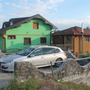 Moderan posjed sa dvije kuće v. Kladuša