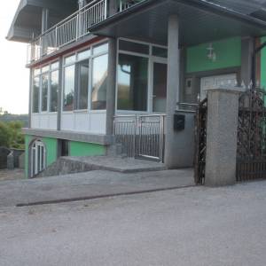 Moderan posjed sa dvije kuće v. Kladuša