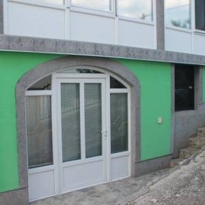 Moderan posjed sa dvije kuće v. Kladuša