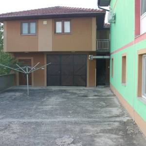 Moderan posjed sa dvije kuće v. Kladuša