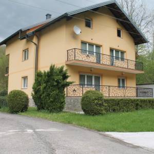 Posjed sa modernom kućom uz rijeku Unu