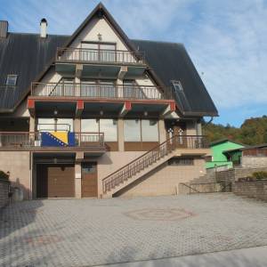 Posjed - ranč sa luxuznom kućom i voćnjakom Bihać