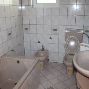 Posjed sa dvije kuće kod osnovne škole Cazin