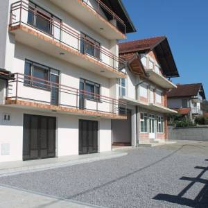 Posjed sa dvije kuće kod osnovne škole Cazin